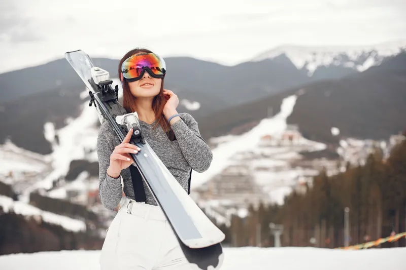 young-active-brunette-skiing-woman-snowy-mountains / fot. freepik