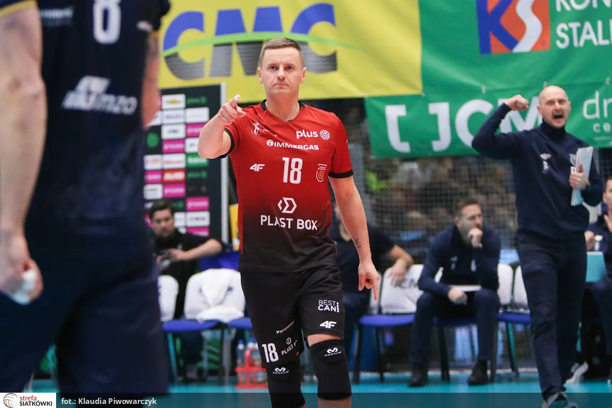 Damian Wojtaszek in a red and black Projekt Warszawa volleyball jersey with number 18 during a match