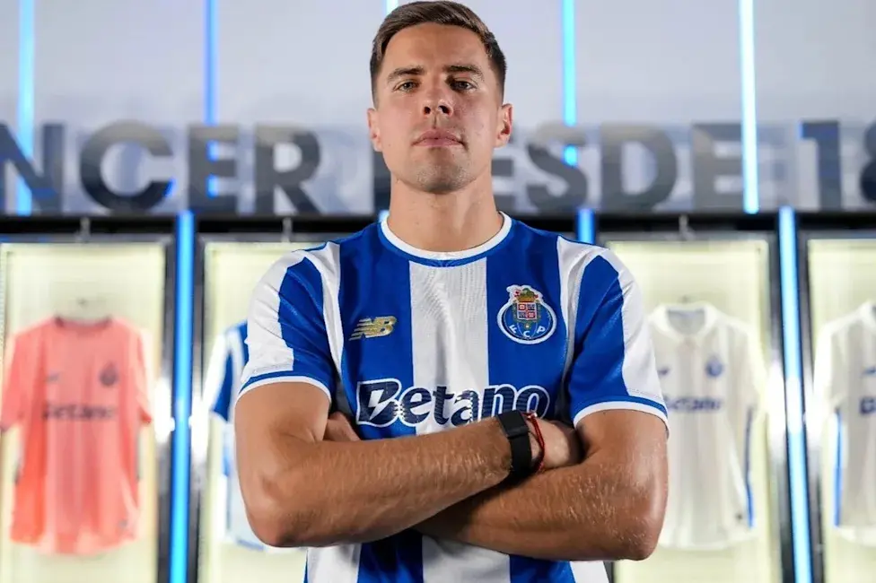 Jan Bednarek posing in an FC Porto blue and white striped home jersey with arms crossed