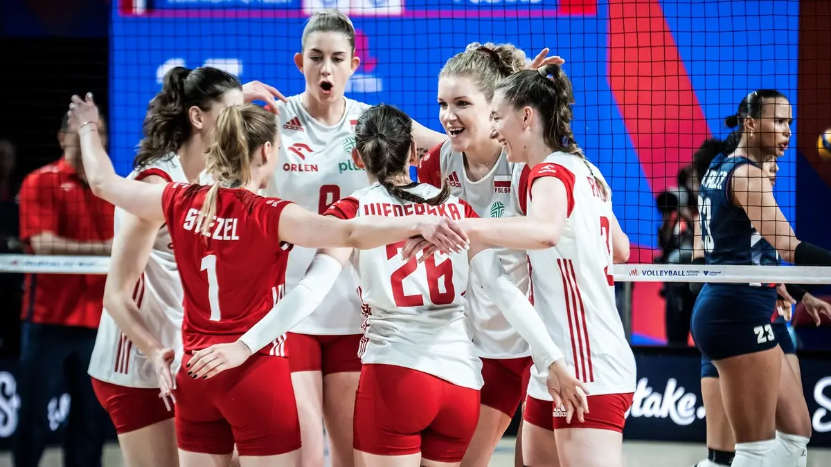 Polish women's U17 national volleyball team celebrating a point during a match against the Dominican Republic.