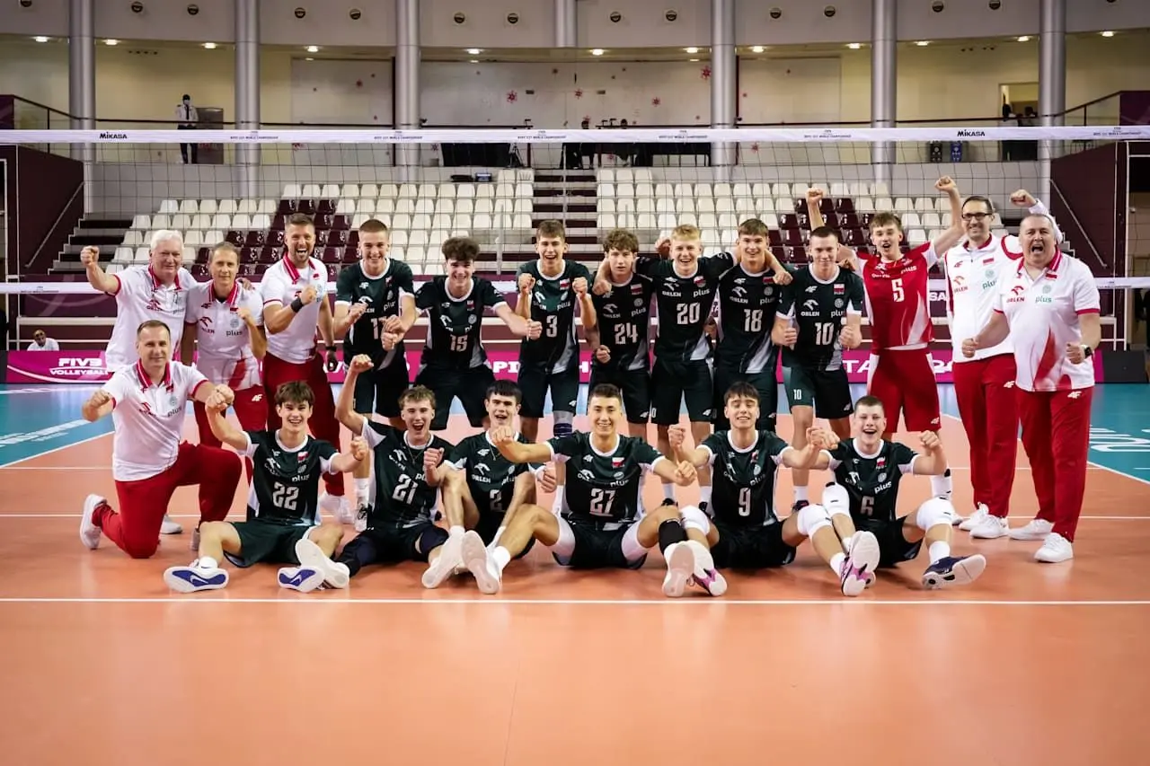 Reprezentacja Polski U17 siatkarze posing for a team photo on a volleyball court