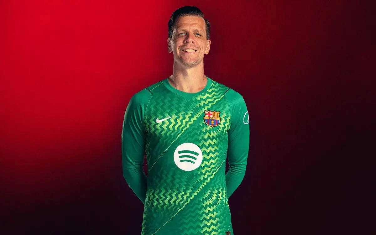 Wojciech Szczęsny posing in a green FC Barcelona goalkeeper jersey against a red background
