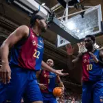 Piłkarze koszykarze FC Barcelona podczas meczu
