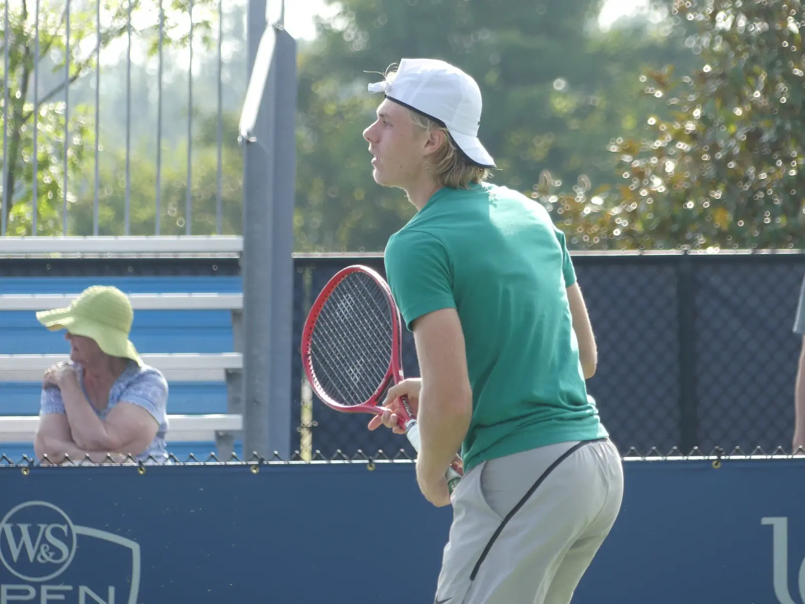 Denis Shapovalov z rakietą tenisową podczas turnieju W&S Open 2018