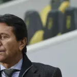 Portret Waldemara Kity na tle trybun stadionu.