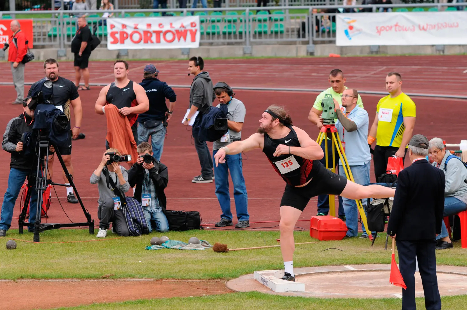 Tomasz Majewski wykonuje rzut młotem podczas zawodów lekkoatletycznych.