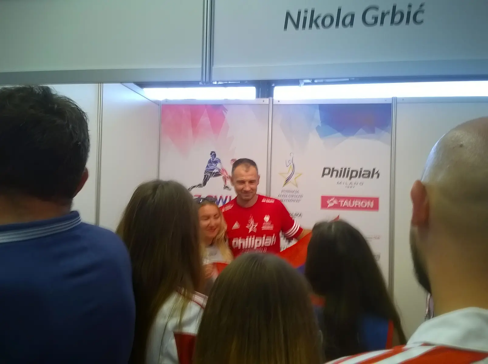Nikola Grbić w czerwonej koszulce podczas spotkania z kibicami.