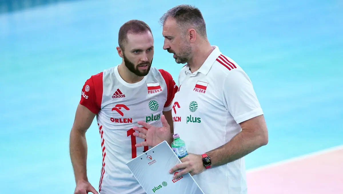 Nikola Grbić talking to a Polish national volleyball team player during a match