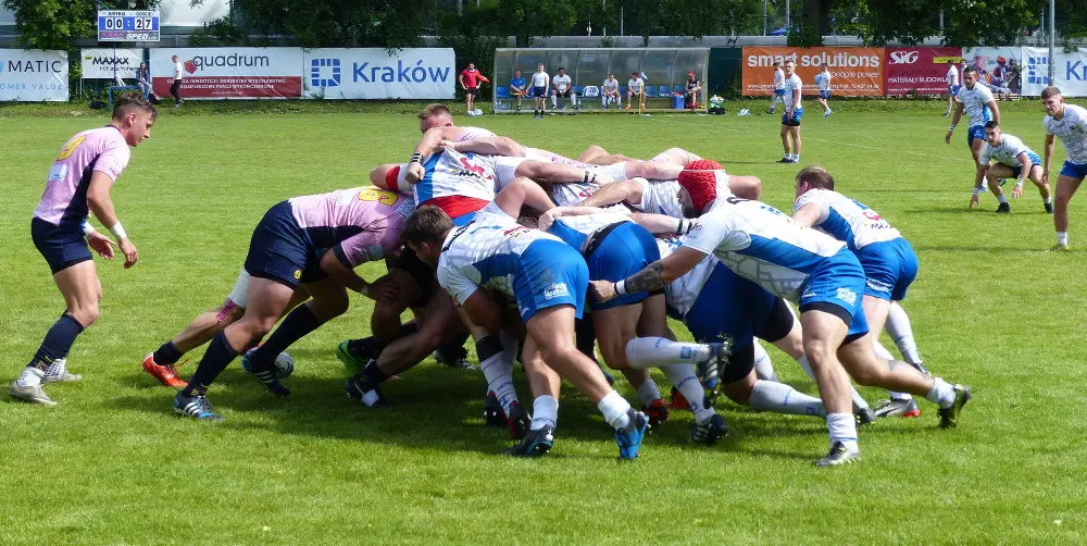 Zawodnicy drużyn Juvenia i Ogniwo Sopot podczas melwy w meczu Ekstraligi rugby w 2019 roku.