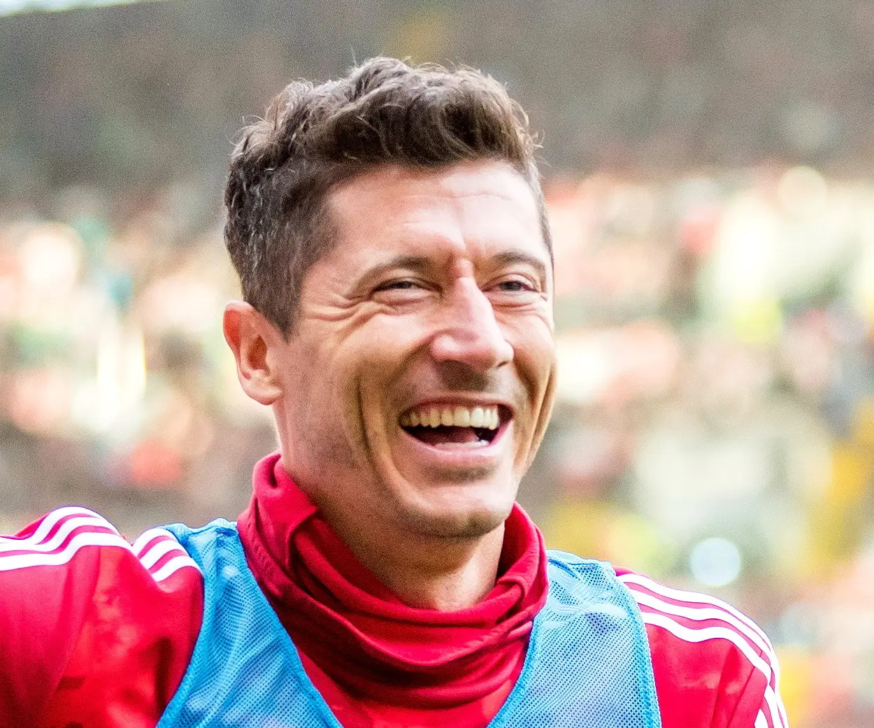 Uśmiechnięty Robert Lewandowski w stroju treningowym FC Bayern München.
