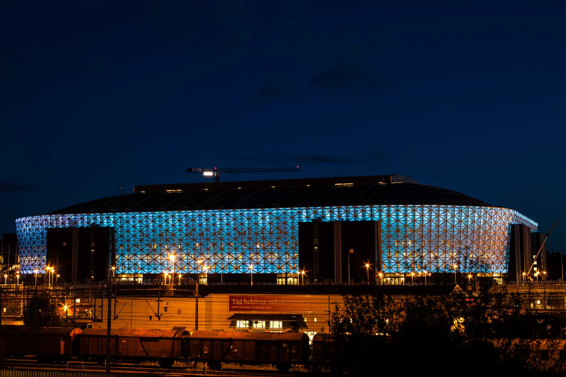 Oświetlony stadion Strawberry Arena w nocy