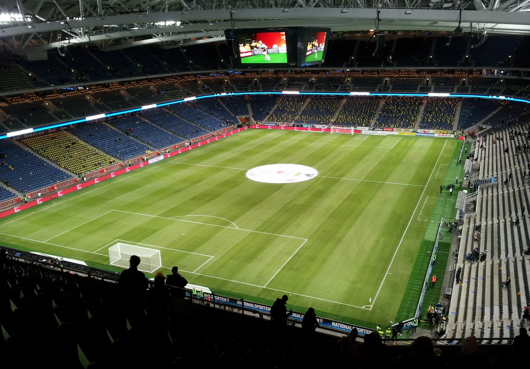 Widok na boisko i trybuny stadionu Friends Arena w Sztokholmie.