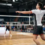 Siatkarz podczas ataku w debiutanckim sparingu Takahashiego w barwach Bogdanki LUK Lublin