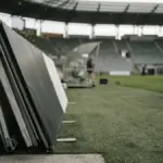 Pusta tablica sponsorska przy boisku podczas zgrupowania reprezentacji Polski