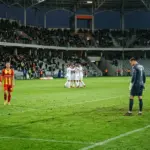 Piłkarze Górnika celebrują zwycięstwo nad Koroną Kielce na stadionie w Kielcach